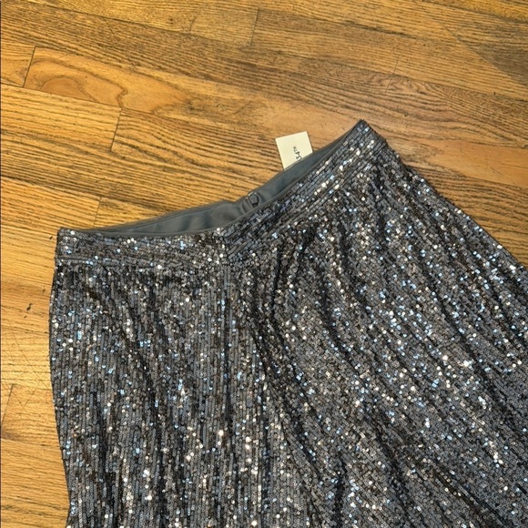 NEW Elegant Silver Sequin Skirt size 12 - Picture 2 of 6